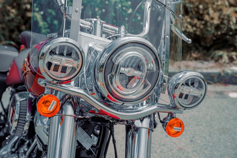 Chi tiết Harley-Davidson Heritage Classic 114 Anniversary giá 1,05 tỉ đồng tại Việt Nam - Ảnh 8. Đèn pha phía trước dùng bóng LED, còn đèn xi-nhan và đèn hậu dùng bóng halogen. Xe trang bị đồng hồ tròn 5 inch, không có màn hình cảm ứng như các phiên bản cao cấp hơn trong bộ sưu tập. Ngoài ra, các công nghệ an toàn như ABS, kiểm soát lực kéo hay cảnh báo áp suất lốp cũng không xuất hiện trên Heritage Classic 114 Anniversary.