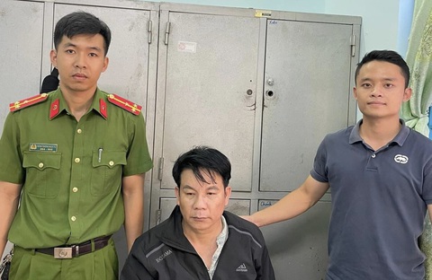 Đại tá giả bị công an thiệt bắt - Ảnh 1. Đại tá công an dỏm Trần Văn Trí (giữa) bị công an bắt giữ tại Quảng Ngãi - Ảnh: Công an TP Quảng Ngãi