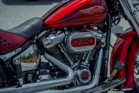 Chi tiết Harley-Davidson Heritage Classic 114 Anniversary giá 1,05 tỉ đồng tại Việt Nam - Ảnh 10. Xe trang bị khối động cơ Milwaukee-Eight 114 V-Twin, dung tích 1.868 phân khối, cho công suất 94 mã lực và mô men xoắn cực đại 158Nm. Xe ngốn 5,5 lít xăng cho mỗi quãng đường 100km, tương đương các mẫu ô tô cỡ nhỏ trên thị trường.