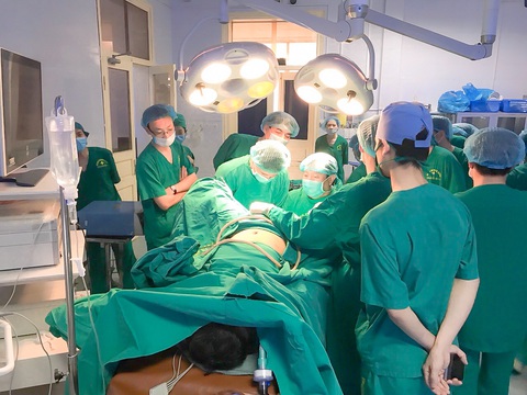 Chủ quan polyp đại tràng lành tình hóa biến đổi ác tính - Ảnh 2. PGS.TS Nguyễn Anh Tuấn phẫu thuật cho bệnh nhân ung thư - Ảnh: BSCC