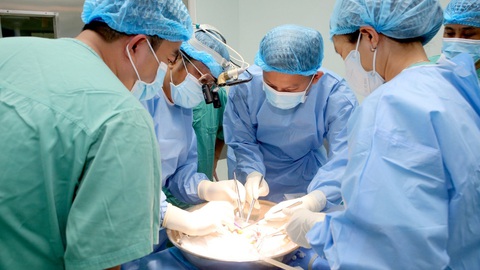 Đoạn kết kỳ diệu của ca ghép tim xuyên Việt - Ảnh 2. Sau hơn một giờ phẫu thuật, trái tim được đưa từ Hà Nội bằng chuyến bay QH1201 đã đập trở lại trong lồng ngực bệnh nhân ở Huế - Ảnh: THƯỢNG HIỂN