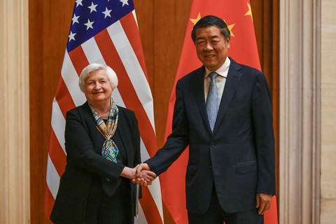 Bà Janet Yellen bắt tay cùng Phó Thủ tướng Trung Quốc Hà Lập Phong hôm 8-7 - Ảnh: AFP Bà Janet Yellen bắt tay cùng Phó thủ tướng Trung Quốc Hà Lập Phong hôm 8-7 - Ảnh: AFP