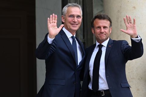 Tổng thống Pháp Emmanuel Macron (phải) cùng Tổng thư ký NATO Jens Stoltenberg (trái) chụp ảnh lưu liệm trước thềm cuộc họp tại Điện Elysee (Paris) hôm 28-6 - Ảnh: AFP Tổng thống Pháp Emmanuel Macron (phải) cùng Tổng thư ký NATO Jens Stoltenberg (trái) chụp ảnh lưu liệm trước thềm cuộc họp tại Điện Elysée (Paris) hôm 28-6 - Ảnh: AFP