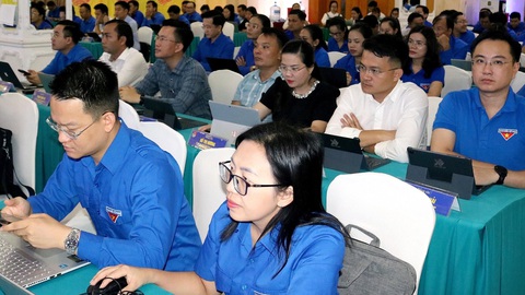 Hội nghị phòng họp không giấy của Đoàn - Ảnh 1. Hội nghị Ban Chấp hành Trung ương Đoàn đầu tiên áp dụng phòng họp không giấy E-cabinet - Ảnh: KỲ ANH