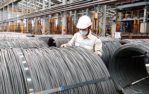 Thép Trung Quốc ồ ạt vào Việt Nam - Ảnh 1. Thép nhập khẩu ùn ùn nhập về Việt Nam, trong khi doanh nghiệp trong nước dư hàng, bán ế ẩm - Ảnh: T.L.