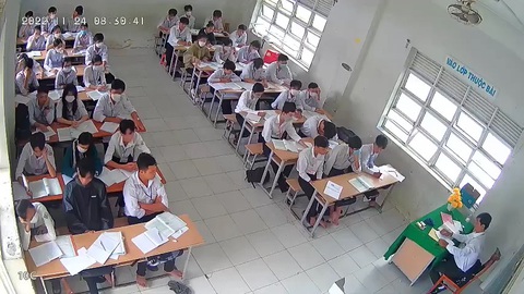 Xác minh thông tin giáo viên ngữ văn đập bàn mắng học sinh đầu trâu, đầu chó - Ảnh 1. Thầy giáo đập bàn và có nhiều lời lẽ không hay gây ra nhiều ý kiến trái chiều - Ảnh: THANH HUYỀN cắt từ clip