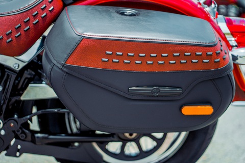 Chi tiết Harley-Davidson Heritage Classic 114 Anniversary giá 1,05 tỉ đồng tại Việt Nam - Ảnh 6. Hai thùng chứa đồ phía sau.