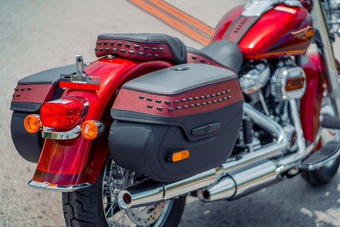Chi tiết Harley-Davidson Heritage Classic 114 Anniversary giá 1,05 tỉ đồng tại Việt Nam - Ảnh 11. Harley-Davidson Việt Nam có rất nhiều lựa chọn trong nhóm Cruiser, gồm Heritage Classic 114, Softail Standard, Street Bob 114, Sport Glide, Fat Bob 114, Low Rider S, Low Rider ST, Fat Boy 114 và Breakout 117. Tại Việt Nam, đối thủ cùng kiểu dáng và tầm tiền của Heritage Classic 114 hiện chỉ có BMW R 18 Classic.
