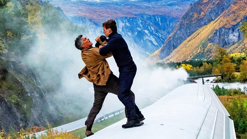 Tom Cruise: Từ tuổi thơ khốn khó đến siêu sao hành động - Ảnh 4. Tom Cruise tự mình thực hiện những cảnh hành động nguy hiểm trong phim mới - Ảnh: Paramount Pictures