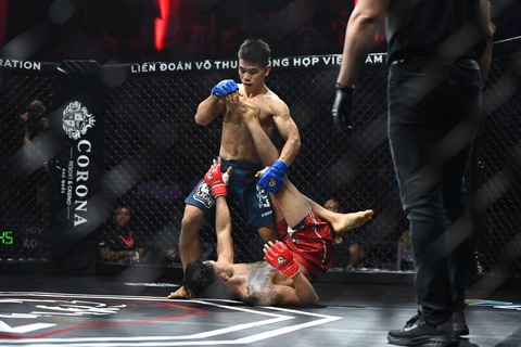Với bộ kỹ năng khóa siết của jiujitsu, Trần Ngọc Lượng áp đảo Trần Minh Nhựt - Ảnh: MMA LION Với bộ kỹ năng khóa siết của jiujitsu, Trần Ngọc Lượng áp đảo Trần Minh Nhựt - Ảnh: MMA LION