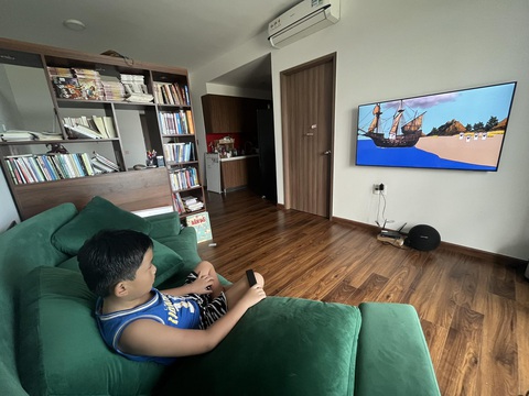 Khi nhà là trường - Ảnh 1. Nếu không có lịch hằng ngày, trẻ dễ tìm đến ti vi và điện thoại trong cả một ngày dài ở nhà - Ảnh: N.HUY