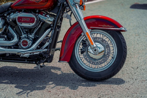 Chi tiết Harley-Davidson Heritage Classic 114 Anniversary giá 1,05 tỉ đồng tại Việt Nam - Ảnh 7. Xe có chiều dài 2.415mm và trọng lượng lên tới 330kg, nặng hơn nhiều so với các mẫu mô tô thông thường. Vì thế, người điều khiển ngoài kỹ năng lái xe điêu luyện còn phải có sức khỏe tốt và các kỹ năng khác như dắt xe hay nâng xe khi bị đổ. Chiều cao yên 680mm, mang đến sự thoải mái cho người dùng. Khoảng sáng gầm 120mm. Mâm xe dạng căm, kích thước 16 inch.