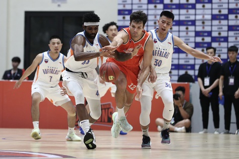 Danang Dragons chiêu mộ ngôi sao á quân Đông Nam Á - Ảnh 1. Yevgen Sakhniuk (áo cam) tại VBA 2023 - Ảnh: VBA