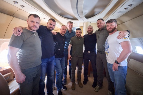 Tổng thống Ukraine Volodymyr Zelensky (giữa), Chánh văn phòng Tổng thống Andrew Yermak và Bộ trưởng Nội vụ Ihor Klymenko chụp hình cùng các cựu chỉ huy ở nhà máy thép Azovstal ở thành phố Mariupol sau khi họ trở về Ukraine từ Istanbul, Thổ Nhĩ Kỳ, ngày 8-7 - Ảnh: REUTERS Tổng thống Ukraine Volodymyr Zelensky (giữa), Chánh Văn phòng Tổng thống Andrew Yermak và Bộ trưởng Nội vụ Ihor Klymenko chụp hình cùng các cựu chỉ huy ở Nhà máy thép Azovstal tại thành phố Mariupol sau khi họ trở về Ukraine từ Istanbul, Thổ Nhĩ Kỳ, ngày 8-7 - Ảnh: REUTERS