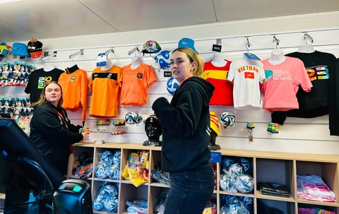 CĐV Việt Nam ở Dunedin lạc quan trước trận Việt Nam - Hà Lan - Ảnh 3. Các shop lưu niệm ở sân Dunedin bán áo, khăn... cho CĐV Việt Nam và Hà Lan