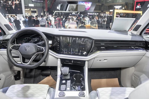 Tin tức giá xe: Volkswagen Touareg giảm kỷ lục 225 triệu, 'hạ phàm' ngang Mercedes-Benz GLC - Ảnh 4. Khoang cabin nổi bật với đồng hồ kỹ thuật số Digital Cockpit 12,3 inch và màn hình giải trí 15 inch. Màn hình có thể điều khiển bằng cảm ứng hoặc cử chỉ. Dàn âm thanh 14 loa Dynaudio. Thiết kế cần số dễ liên tưởng tới Audi - Ảnh: Đại lý Volkswagen/Facebook