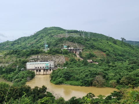 Nhà máy thủy điện Buôn Tua Srah vẫn đang chạy máy với lưu lượng nước bình thường, giúp cắt lũ cho hạ du - Ảnh: TRUNG TÂN Nhà máy thủy điện Buôn Tua Srah vẫn đang chạy máy với lưu lượng nước bình thường, giúp cắt lũ cho hạ du - Ảnh: TRUNG TÂN