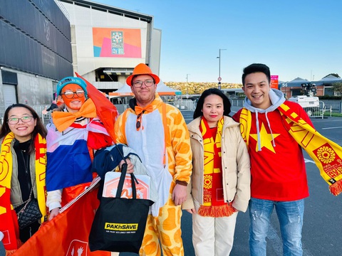 CĐV Việt Nam ở Dunedin lạc quan trước trận Việt Nam - Hà Lan - Ảnh 1. CĐV Việt Nam và Hà Lan trước trận đấu tại sân Dunedin - Ảnh: TRUNG NGHĨA