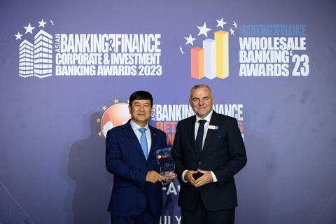 HDBank được ABF vinh danh ở hạng mục phát triển bền vững - Ảnh 1. Ông Tim Charlton - Tổng biên tập ABF trao giải cho ông Trần Hoài Nam - Phó Tổng giám đốc HDBank - Ảnh: HDBank