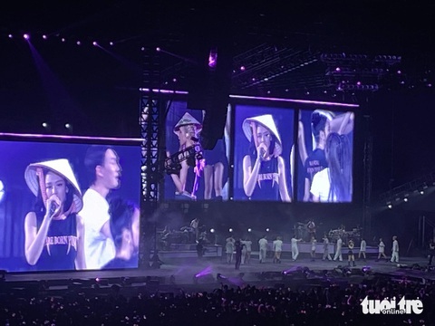 Việt Nam đọng lại gì sau đêm nhạc của BlackPink - Ảnh 2. Các cô gái BlackPink đội nón lá, trình diễn tiết mục cuối cùng kết thúc Born Pink tại Hà Nội đêm đầu tiên - Ảnh: MAI THƯƠNG