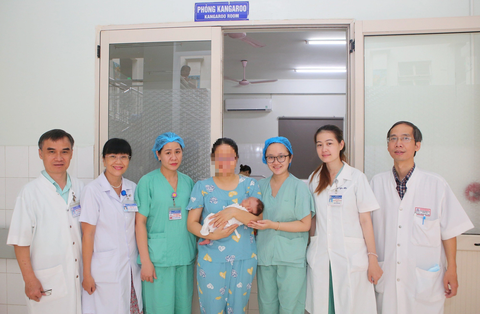 Cứu sống trẻ sinh non nguy kịch vì bệnh hiếm - Ảnh 1. Các bác sĩ ở Bệnh viện Trung ương Huế vừa cứu sống bệnh nhi mắc bệnh hiếm do khiếm khuyết tự nhiên - Ảnh: THƯỢNG HIỂN