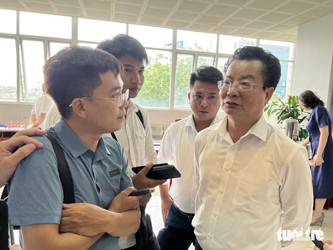 Vì sao quận lâu đời như Hoàn Kiếm lại thuộc diện phải sát nhập? - Ảnh 1. Ông Nguyễn Hữu Thành - phó vụ trưởng Vụ Chính quyền địa phương (Bộ Nội vụ) - trao đổi với báo chí sáng 1-8 - Ảnh: QUANG VIỄN