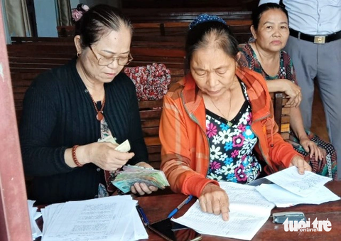 Cả thôn góp tiền ủng hộ cậu học trò nghèo vào đại học - Ảnh 2. Người dân thôn Thượng Tứ cùng chung tay ủng hộ gia đình em Thắng - Ảnh: H.A.