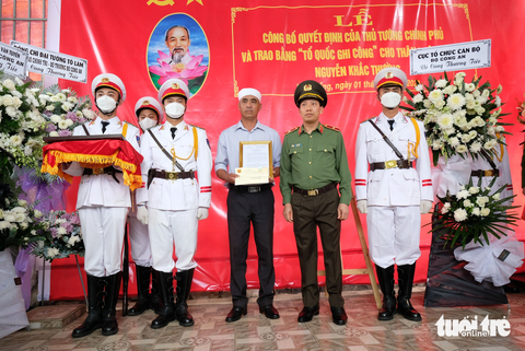 Trao Bằng Tổ quốc ghi công cho 3 chiến sĩ hy sinh trên đèo Bảo Lộc - Ảnh 1. Thiếu tướng Lê Văn Tuyến, thứ trưởng Bộ Công an, đến gia đình chiến sĩ cảnh sát giao thông đã hy sinh, chủ trì và trao quyết định của bộ trưởng Bộ Công an - Ảnh: M.V.