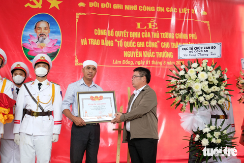 Trao Bằng Tổ quốc ghi công cho 3 chiến sĩ hy sinh trên đèo Bảo Lộc - Ảnh 3. Ông Nguyễn Ngọc Phúc, phó chủ tịch UBND tỉnh Lâm Đồng, trao bằng "Tổ quốc ghi công" cho đại diện gia đình liệt sĩ Nguyễn Khắc Thường - Ảnh: M.V.