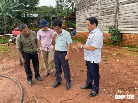 Khẩn trương di dời 17 hộ dân vì vết nứt dài 200 ở Đắk Nông - Ảnh 6. Lãnh đạo UBND huyện Tuy Đức đến hiện trường xuất hiện vết nứt đất bất thường để chỉ đạo công tác xử lý - Ảnh: ĐỨC LẬP