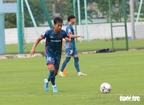 U23 Việt Nam khó tập chiến thuật vì thiếu quân số - Ảnh 1. Tiền vệ Nguyễn Anh Tuấn tập luyện cùng U23 Việt Nam vào chiều 1-8 - Ảnh: ĐỨC KHUÊ