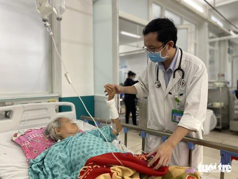 Việt Nam thuộc 'top' nguy cơ đột quỵ cao nhất thế giới, báo động đơn vị đột quỵ ít - Ảnh 1. Bệnh nhân từng bị đột quỵ được điều trị tại khoa bệnh lý mạch máu não Bệnh viện Nhân dân 115 (TP.HCM) - Ảnh: XUÂN MAI