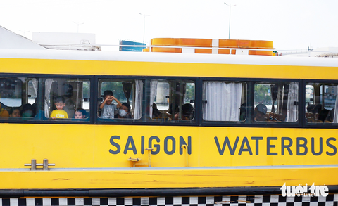 Trải nghiệm xe buýt đường sông ngắm trọn Sài Gòn - Ảnh 4. Các em nhỏ thích thú khi được ngắm nhìn TP.HCM từ một vị trí rất mới lạ - Ảnh: CHÂU TUẤN