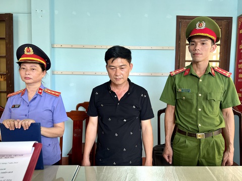 Khai thác đá lậu, giám đốc công ty khoáng sản bị bắt - Ảnh 1. Ông Đặng Quốc Trung, giám đốc Công ty TNHH Thạch Phú Hưng (khai thác khoáng sản ở Huế), bị công an khởi tố, bắt tạm giam vì có hành vi khai thác đá lậu - Ảnh: TRẦN HỒNG