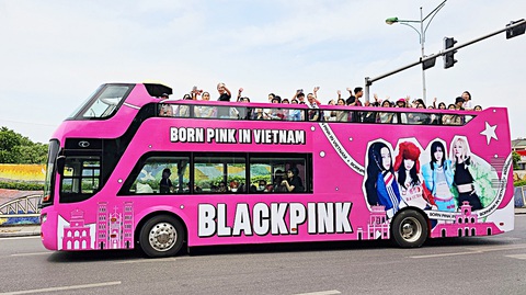 Xe buýt BlackPink do người hâm mộ bỏ tiền thuê, đi qua “con đường gốm sứ” ở Hà Nội - Ảnh: UniqueOOH Xe buýt BlackPink do người hâm mộ bỏ tiền thuê, đi qua “con đường gốm sứ” ở Hà Nội - Ảnh: UniqueOOH
