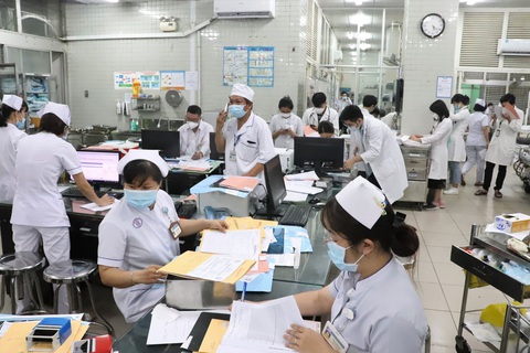 Đề xuất nâng cấp 5 bệnh viện hạng đặc biệt, đó là bệnh viện nào? - Ảnh 1. Bệnh viện Chợ Rẫy (TP.HCM) là 1 trong 5 bệnh viện hạng đặc biệt sẽ được nâng cấp thành bệnh viện hiện đại ngang tầm một số nước trong khu vực và quốc tế. Ảnh chụp tại khoa cấp cứu của bệnh viện dịp trực Tết 2023 - Ảnh: X.MAI