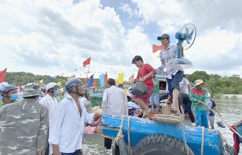 Người dân Cần Giờ (TP.HCM) lưu thông bằng đường thủy - Ảnh: TỰ TRUNG Người dân Cần Giờ (TP.HCM) lưu thông bằng đường thủy - Ảnh: TỰ TRUNG