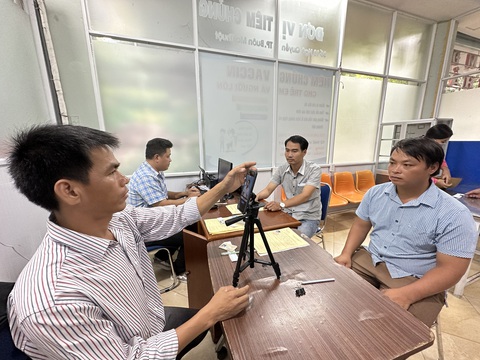 Người dân được nhân viên phòng khám chụp hình, nhập liệu đưa lên cổng thông tin dịch vụ hành chính công quốc gia để cấp đổi giấy phép lái xe - Ảnh: TÂM AN Người dân được nhân viên phòng khám chụp hình, nhập liệu đưa lên Cổng thông tin dịch vụ hành chính công quốc gia để cấp đổi giấy phép lái xe - Ảnh: TÂM AN