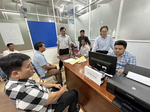 Cán bộ Sở GTVT Đắk Lắk hướng dẫn nhân viên phòng khám thực hiện các thao tác nhập liệu để cấp đổi bằng lái cho người dân. Phòng khám không được thu thêm bất cứ chi phí nào trừ phí cấp đổi bằng (135.000 đồng) và phí khám sức khỏe theo quy định - Ảnh: TÂM AN Cán bộ Sở Giao thông vận tải tỉnh Đắk Lắk hướng dẫn nhân viên phòng khám thực hiện các thao tác nhập liệu để cấp đổi bằng lái cho người dân - Ảnh: TÂM AN