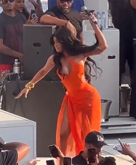 Fan Cardi B rủ nhau đội mũ bảo hiểm xem hát sau hai pha ném micro của thần tượng - Ảnh 1. Hình ảnh Cardi B ném micro vào khán giả được lan truyền gây chấn động