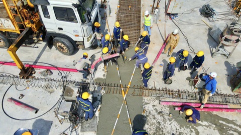 Hợp long biên cầu Mỹ Thuận 2, vượt tiến độ 15 ngày - Ảnh 1. Cầu Mỹ Thuận 2 đã được hợp long nhịp biên ở hai bờ Tiền Giang và Vĩnh Long, chuẩn bị hợp long nhịp chính - Ảnh: M.T.
