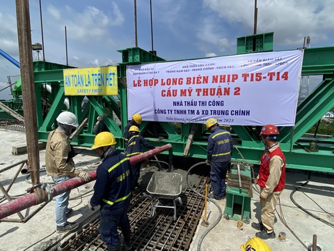 Hợp long biên cầu Mỹ Thuận 2, vượt tiến độ 15 ngày - Ảnh 3. Các đơn vị đang thi công hợp long nhịp biên cầu Mỹ Thuận 2 - Ảnh: M.T.