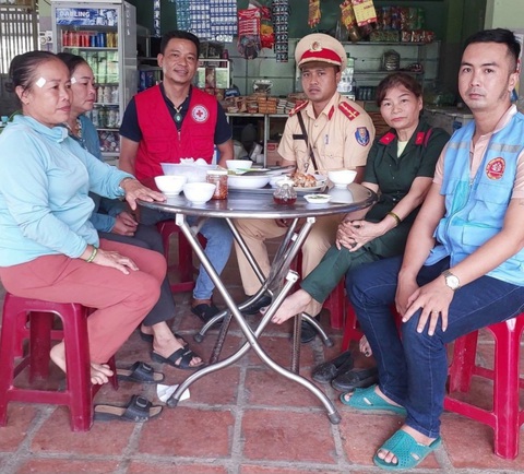 Đang tuần tra, chiến sĩ CSGT dừng lại thắp nén hương trước hài cốt liệt sĩ trên xe đưa về quê hương - Ảnh 3. Tổ tuần tra cảnh sát giao thông đã mời cơm trưa những người trong đoàn đón hài cốt liệt sĩ - Ảnh: Facebook