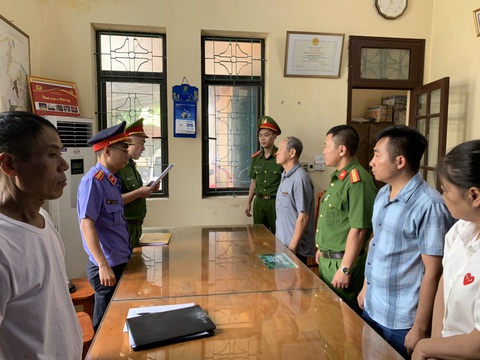 Bắt tạm giam cựu giám đốc Sở Lao động - Thương binh và Xã hội Hà Nam - Ảnh 1. Cơ quan Cảnh sát điều tra Công an tỉnh Hà Nam đọc quyết định khởi tố bị can, lệnh bắt bị can để tạm giam, lệnh khám xét đối với cựu giám đốc Sở Lao động - Thương binh và Xã hội - Ảnh: Công an tỉnh Hà Nam