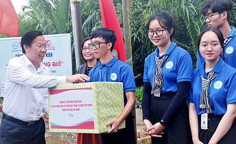 Chủ tịch UBND TP.HCM Phan Văn Mãi đi thăm và tặng quà chiến sĩ Mùa hè xanh 2023 Trường ĐH Kinh tế - Luật (ĐH Quốc gia TP.HCM) tại Bến Tre - Ảnh: Q.L. Chủ tịch UBND TP.HCM Phan Văn Mãi đi thăm và tặng quà chiến sĩ Mùa hè xanh 2023 Trường ĐH Kinh tế - Luật (ĐH Quốc gia TP.HCM) tại Bến Tre - Ảnh: Q.L.