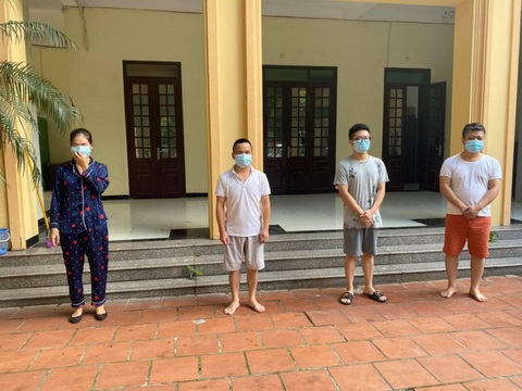 Nhóm tự xưng phóng viên lãnh án tù vì 'dàn cảnh' chạy trường tống tiền hiệu trưởng - Ảnh 1. 4 trong số 5 bị cáo thời điểm bị công an bắt giữ - Ảnh: Công an cung cấp