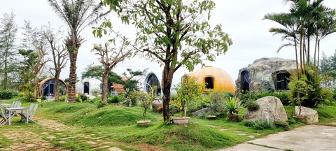 Những điểm du lịch trải nghiệm mới hấp dẫn ở Quảng Trị - Ảnh 2. Nhiều khách du lịch đến trải nghiệm cắm trại, nghỉ dưỡng và thưởng thức đặc sản biển ở Sơn Thủy Homestay ở xã Vĩnh Thạch, huyện Vĩnh Linh - Ảnh: K.K.SƯƠNG