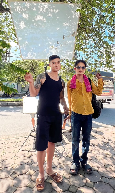 'Mến trọc' Doãn Quốc Đam có tóc trở lại 'Làng trong phố' làm khán giả quay xe - Ảnh 1. Phần 2 phim Phố trong làng kể câu chuyện lập nghiệp trên thành phố của Hiếu (Duy Hưng) và Mến (Doãn Quốc Đam)