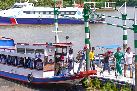 Đón khách du lịch ở huyện Cần Giờ, TP.HCM - Ảnh: QUANG ĐỊNH Đón khách du lịch ở huyện Cần Giờ, TP.HCM - Ảnh: QUANG ĐỊNH
