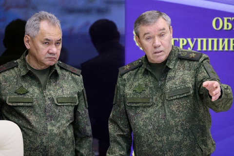 Tướng Gerasimov xây chắc vị thế bất chấp vụ trùm Wagner Prigozhin? - Ảnh 1. Bộ trưởng Quốc phòng Nga Sergei Shoigu (trái) và Tổng chỉ huy các lực lượng Nga tại Ukraine Valery Gerasimov - Ảnh: REUTERS